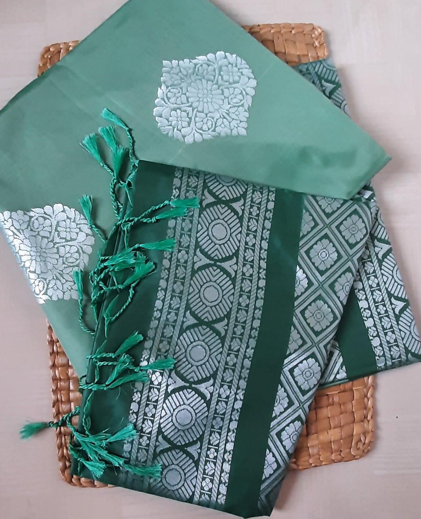 Buy South Indian Saree online – Soft Semi Silk Saree close-up