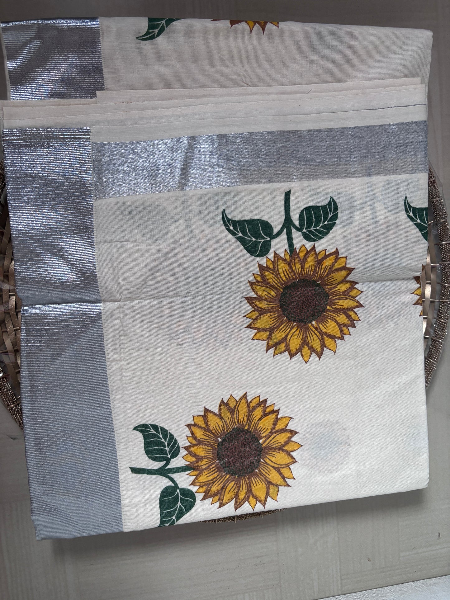 Buy Kerala Saree Online – Rear view showcasing gold pallu