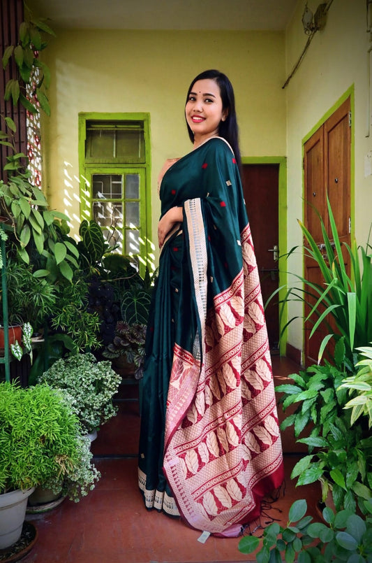 Buy Assam Silk Saree online – Front view of handwoven drape