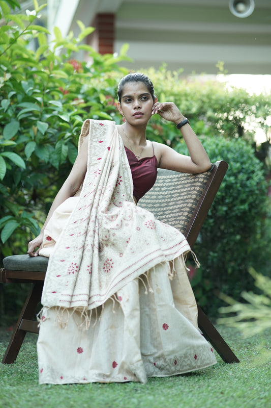 Shop Assam Handloom Saree online – Side profile showing woven border