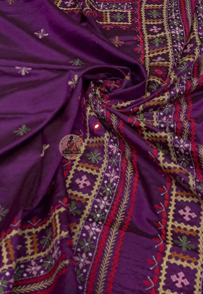 Close-up of kantha stitch running vine border detail on ivory Bishnupur Kantha Silk Saree hand-embroidered Bishnupur Bankura Bengal