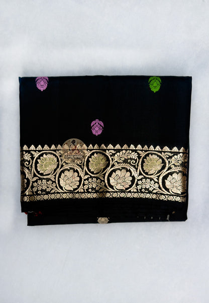  Full flat-lay of premium Swarnachari pure silk saree with golden zari threshold border, poised narrative pallu, precise buti field, and matching unstitched blouse piece, West Bengal handloom