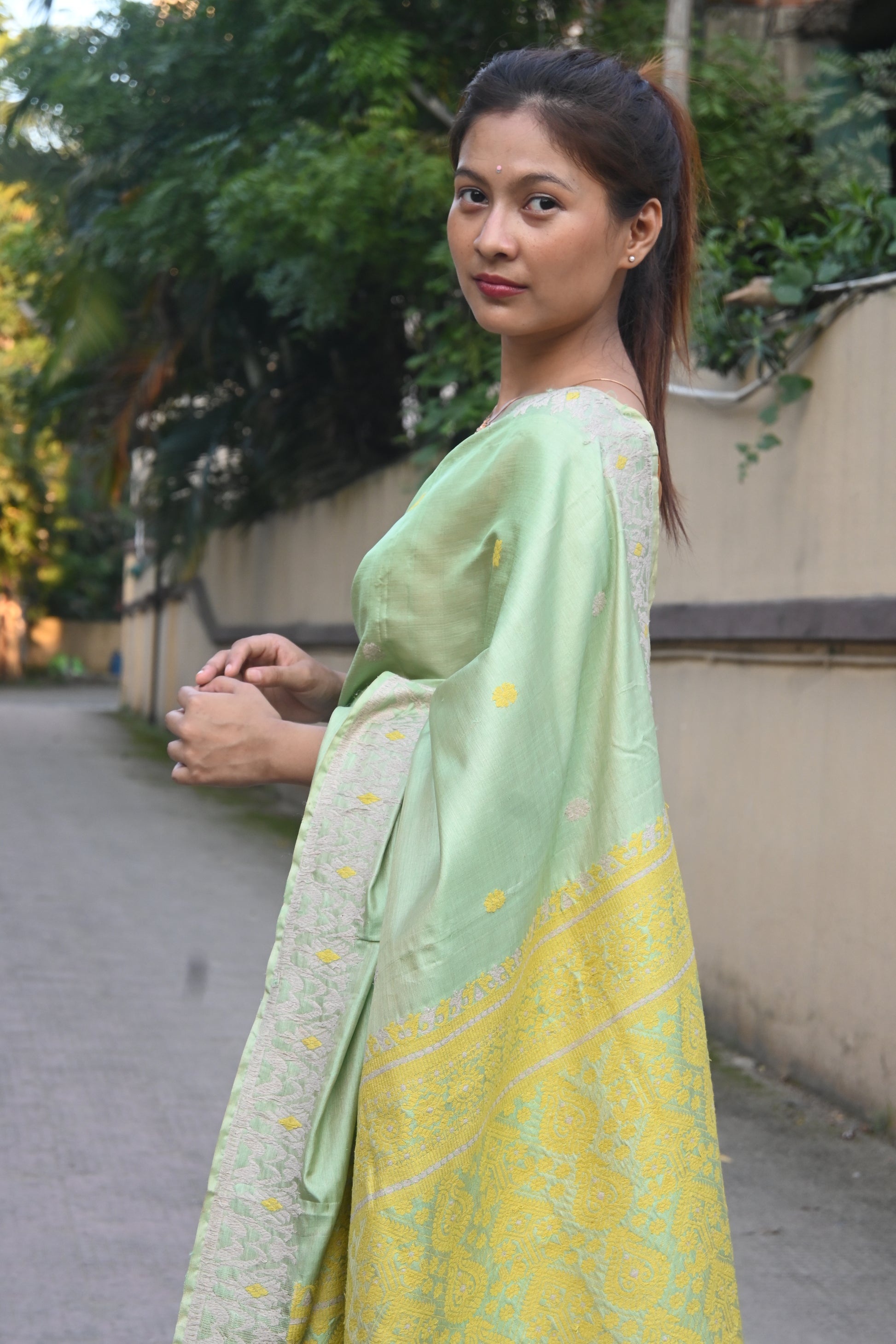 Buy Toss x Mulberry Silk Sarees – Rear view highlighting elegant pallu