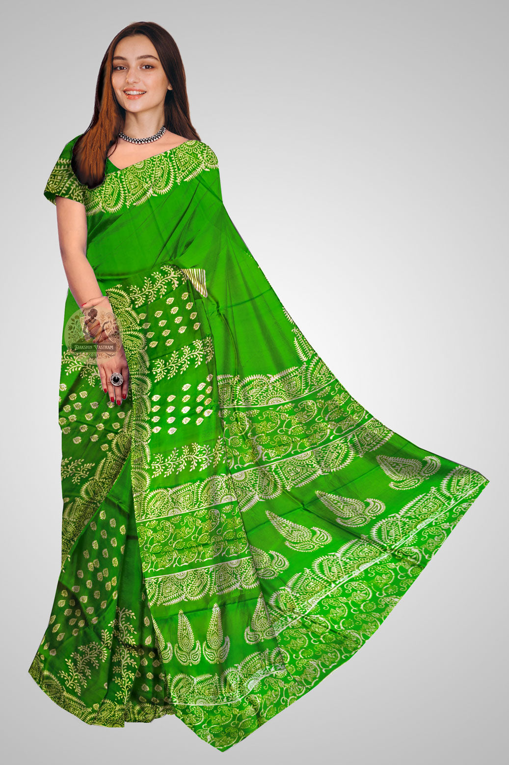 Buy Indian Silk Saree online – Elegant handloom saree front view UK