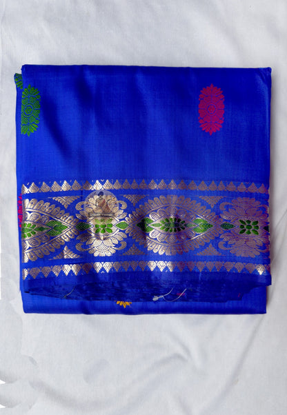 Full flat-lay of premium Swarnachari pure silk saree with golden zari portrait border, clearly rendered narrative pallu, precisely drawn buti field, and matching unstitched blouse piece, West Bengal handloom