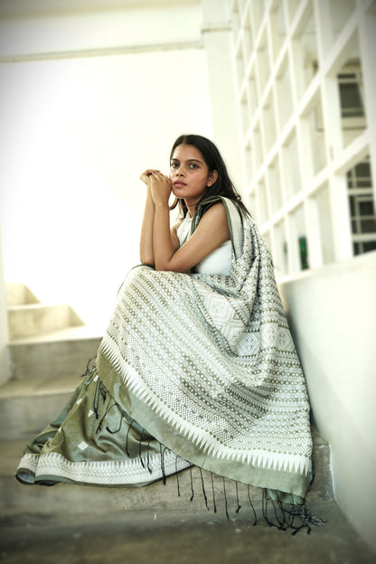 Shop Assamese Silk Saree – Close-up of mulberry silk weaving