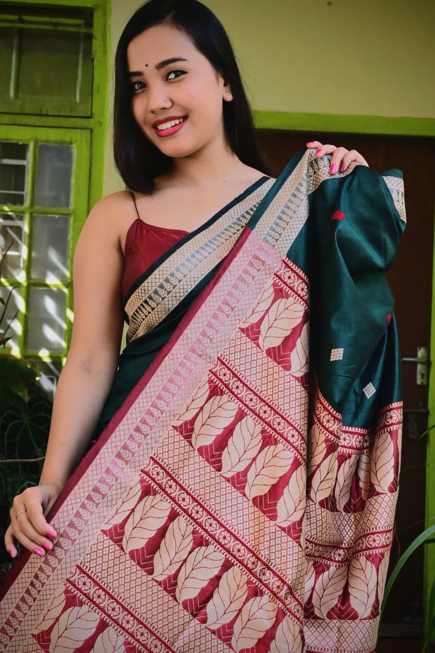 Shop Traditional Mulberry Silk Saree – Close-up of weaving pattern