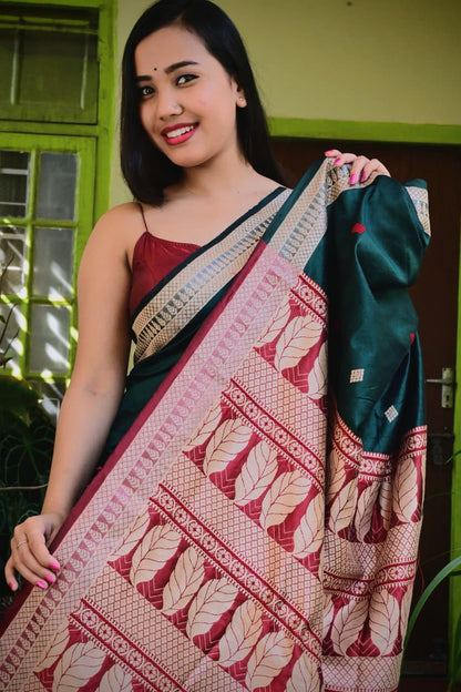Shop Traditional Mulberry Silk Saree – Close-up of weaving pattern