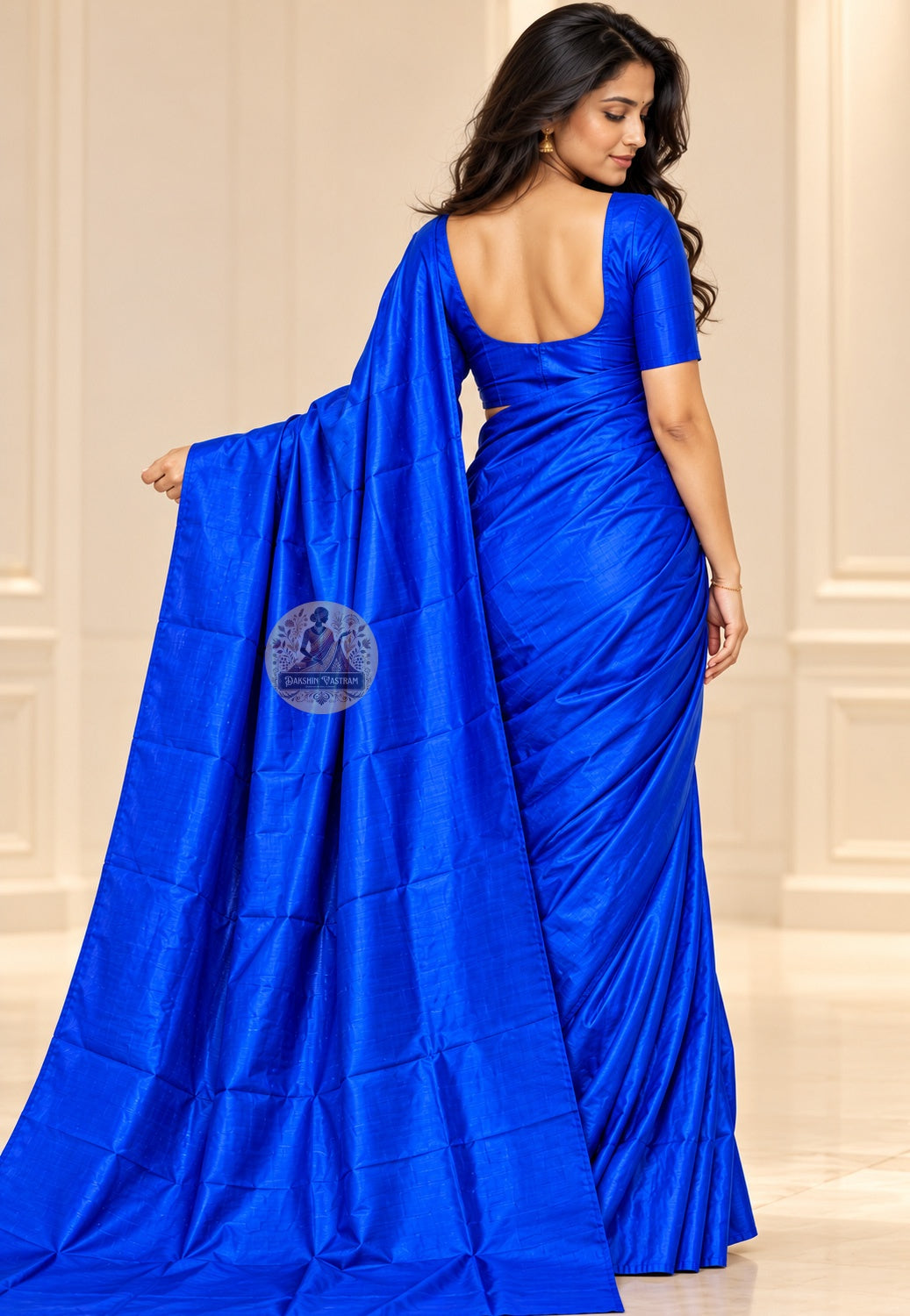 Rear view of royal blue Bishnupur silk saree with the plain pallu draped over the shoulder