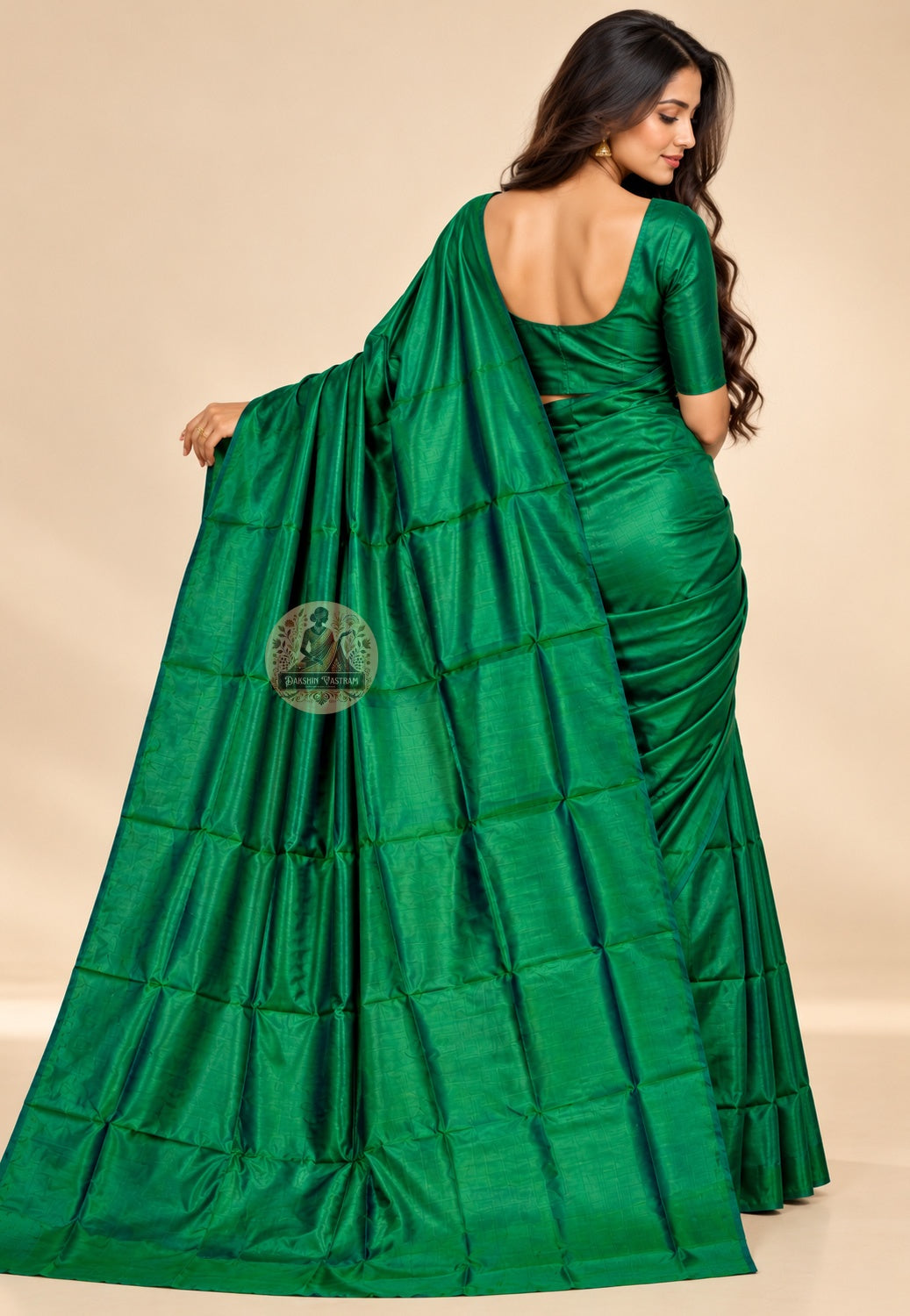 Rear view of emerald green Bishnupur silk saree with the plain pallu draped over the shoulder