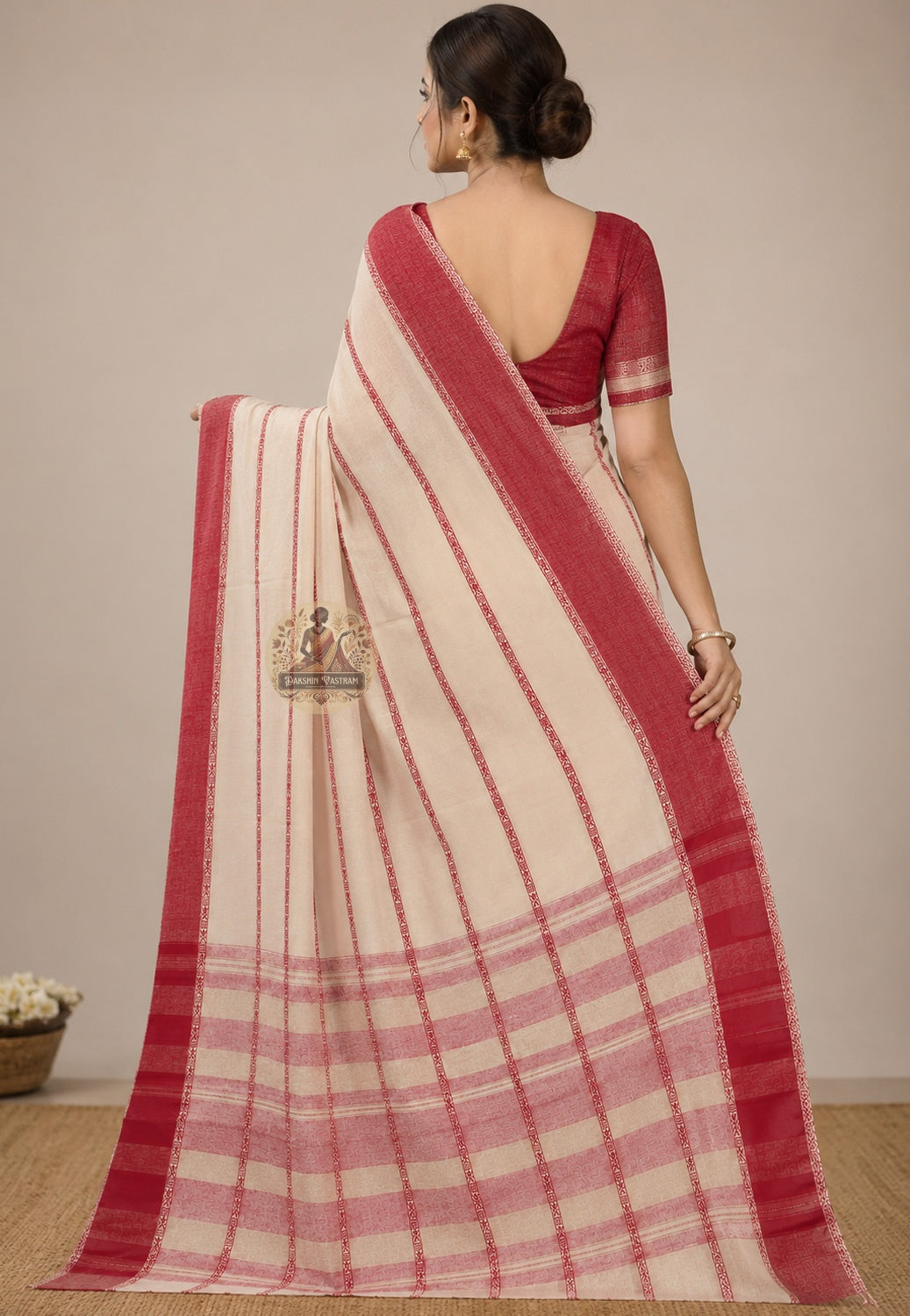 Rear view of West Bengal handloom pure cotton saree with pallu draped over the shoulder