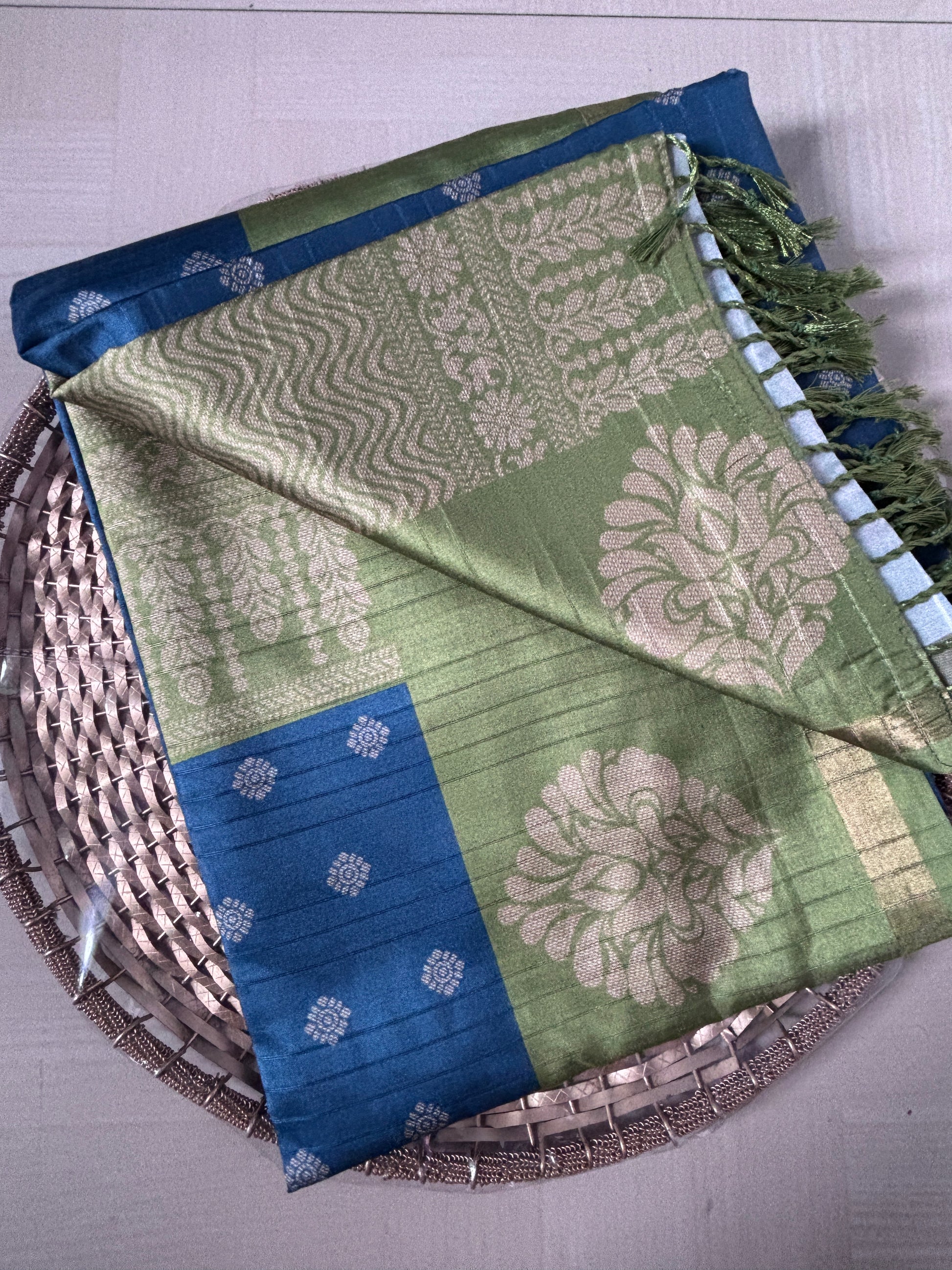 Buy Handloom Semi Silk Saree – Rear view showing pallu fall