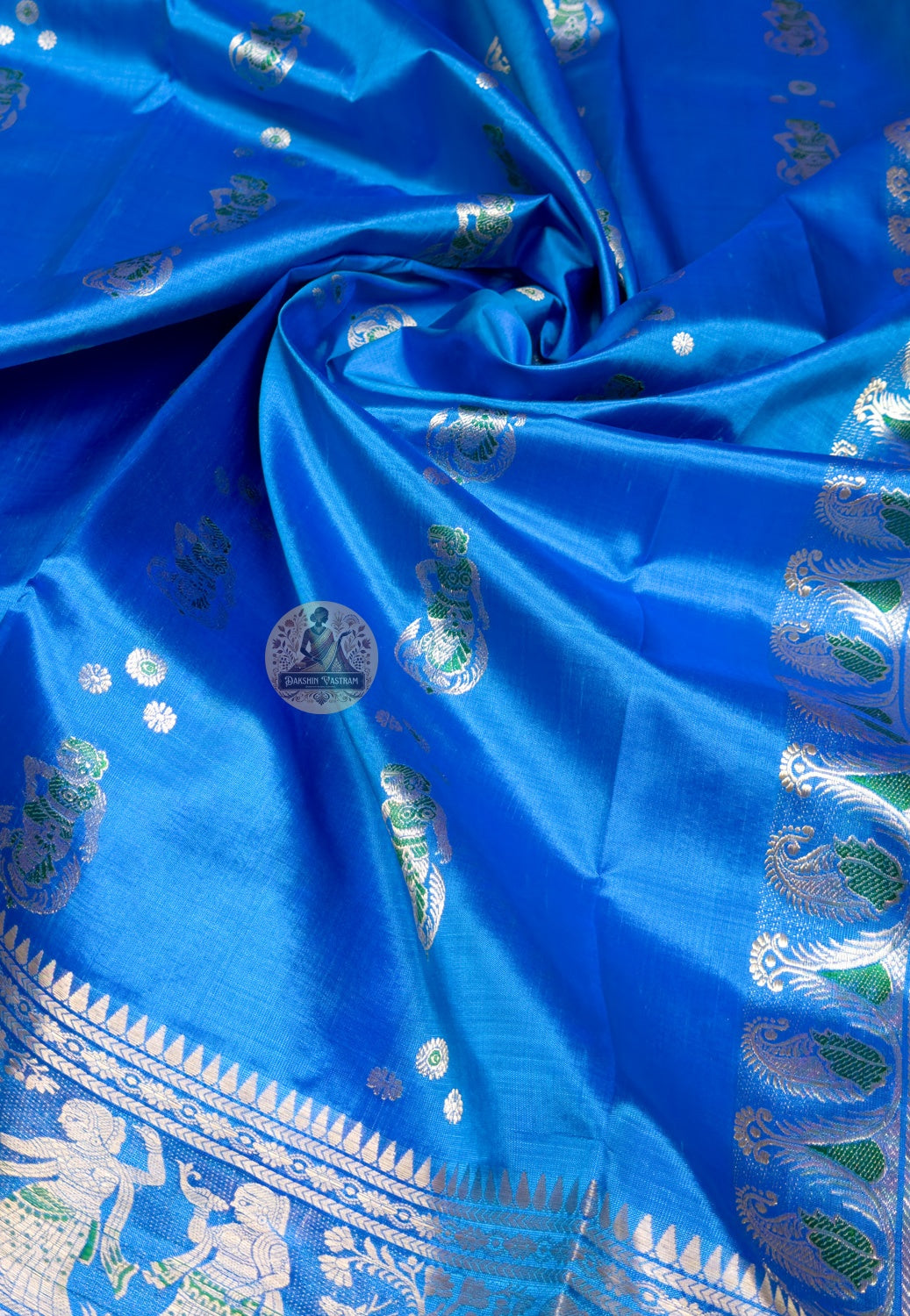 Close up of figurative motifs and floral patterns on the blue Swarnachari saree pallu