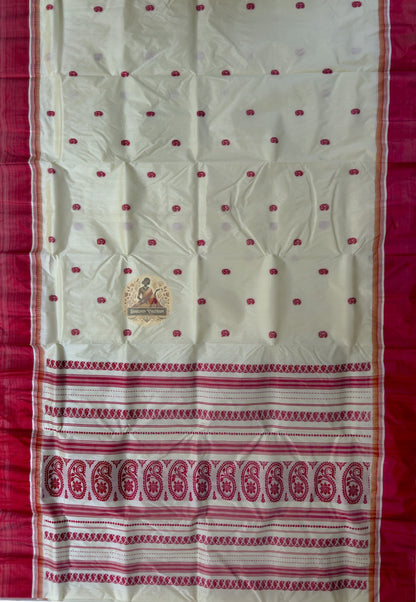 Close-up of Bishnupur Garad silk saree weave revealing natural ivory mulberry silk texture and traditional Bengal border detail on handloom fabric