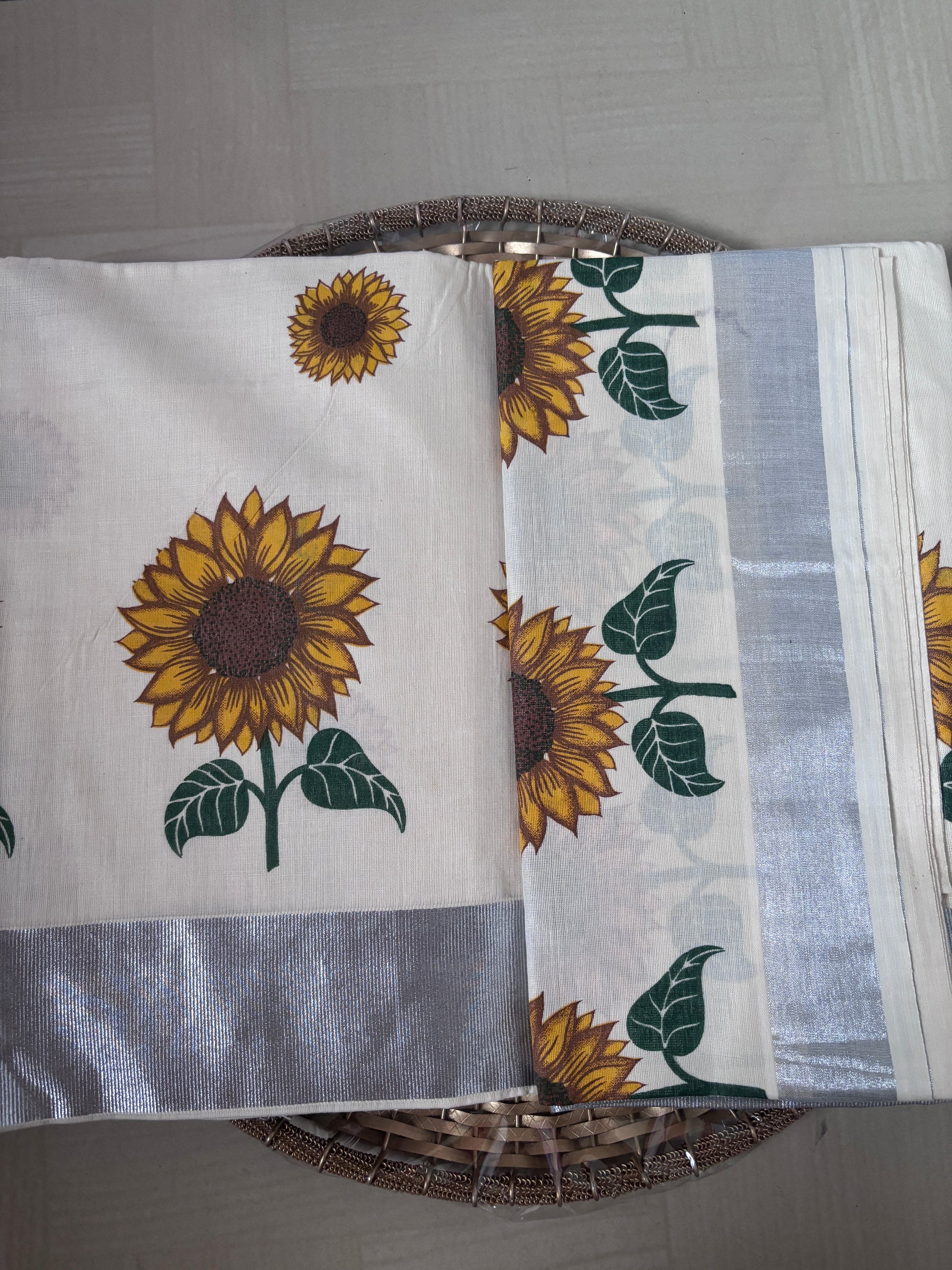 Shop South Indian Saree online – Side view of Kerala Kasavu pleats