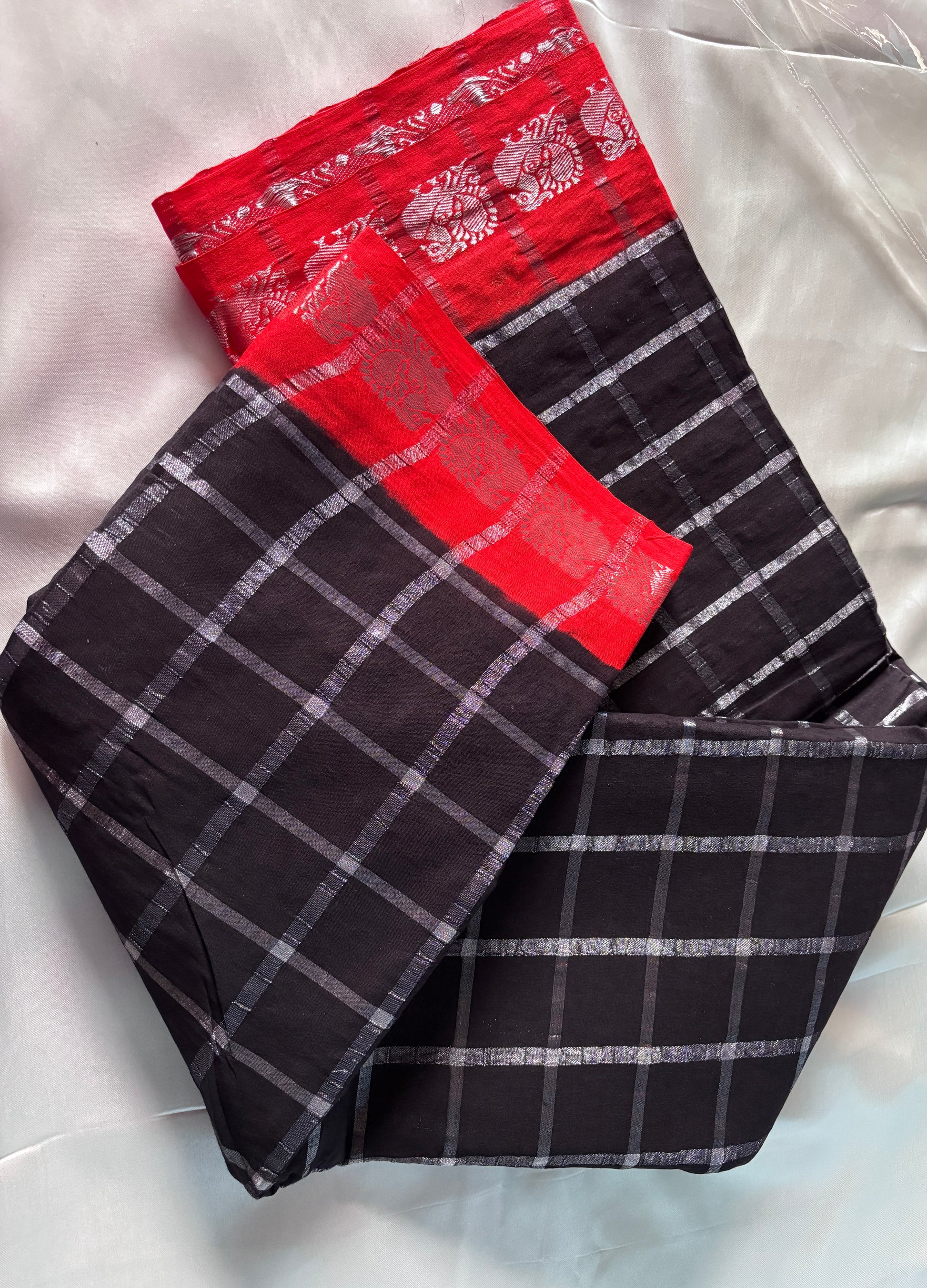 Buy Sunguri Saree online – Pallu close-up in natural light