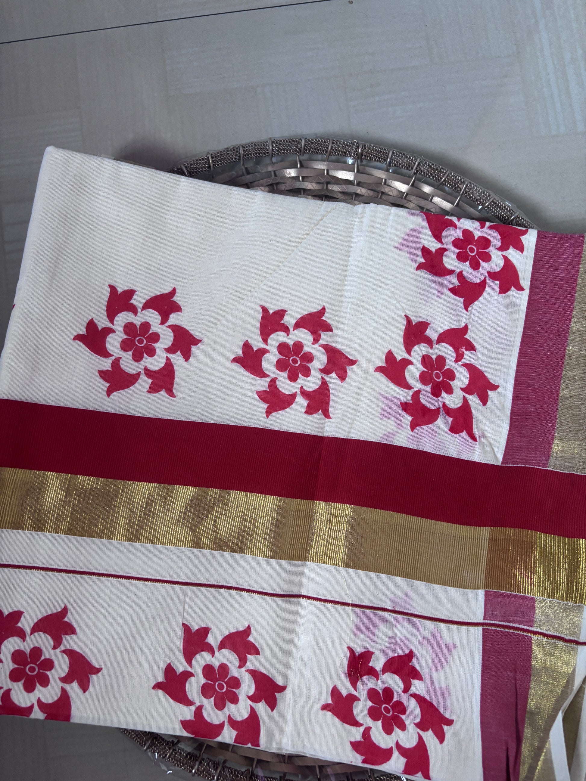 Buy Kerala Kasavu Saree online – Red Floral Zari Saree side view