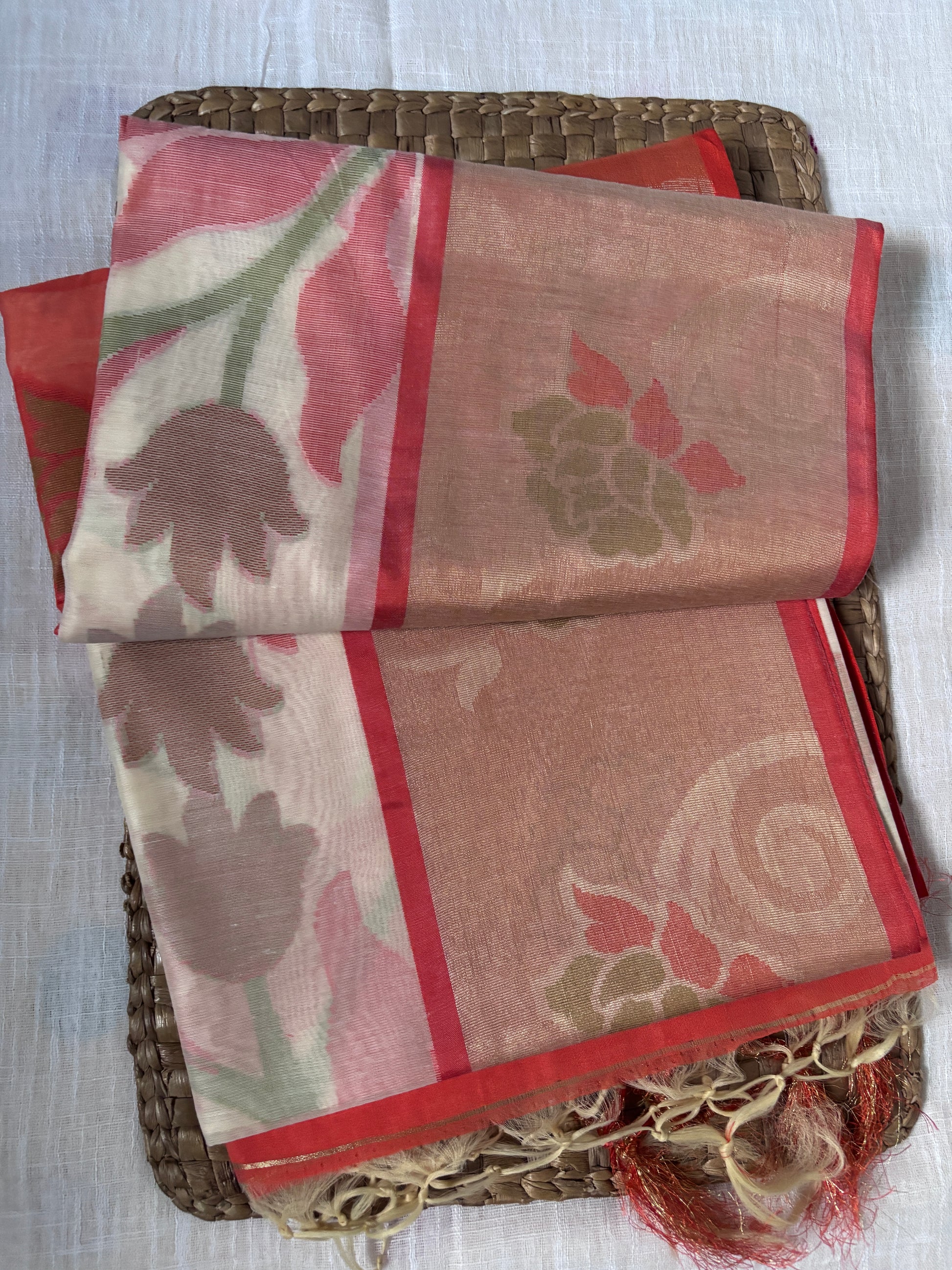 Buy Ethnic Tissue Saree – Close view of silk shine and weave