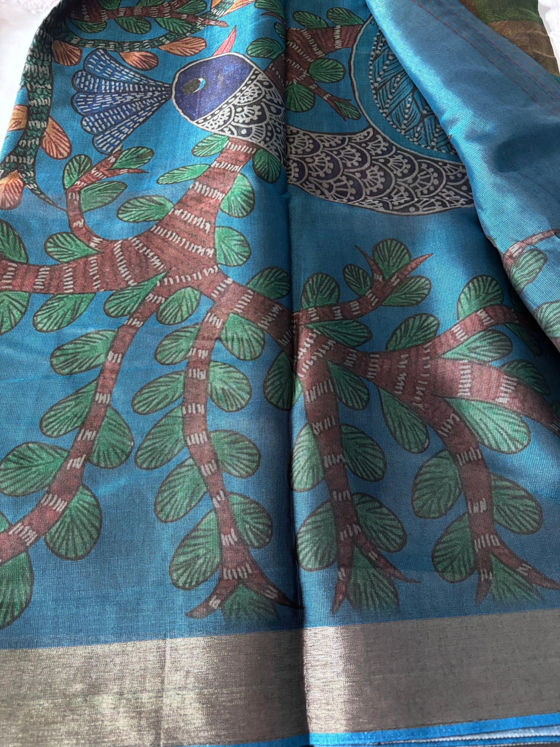 Shop Linen Handloom Saree online – Side profile showing elegant pleats