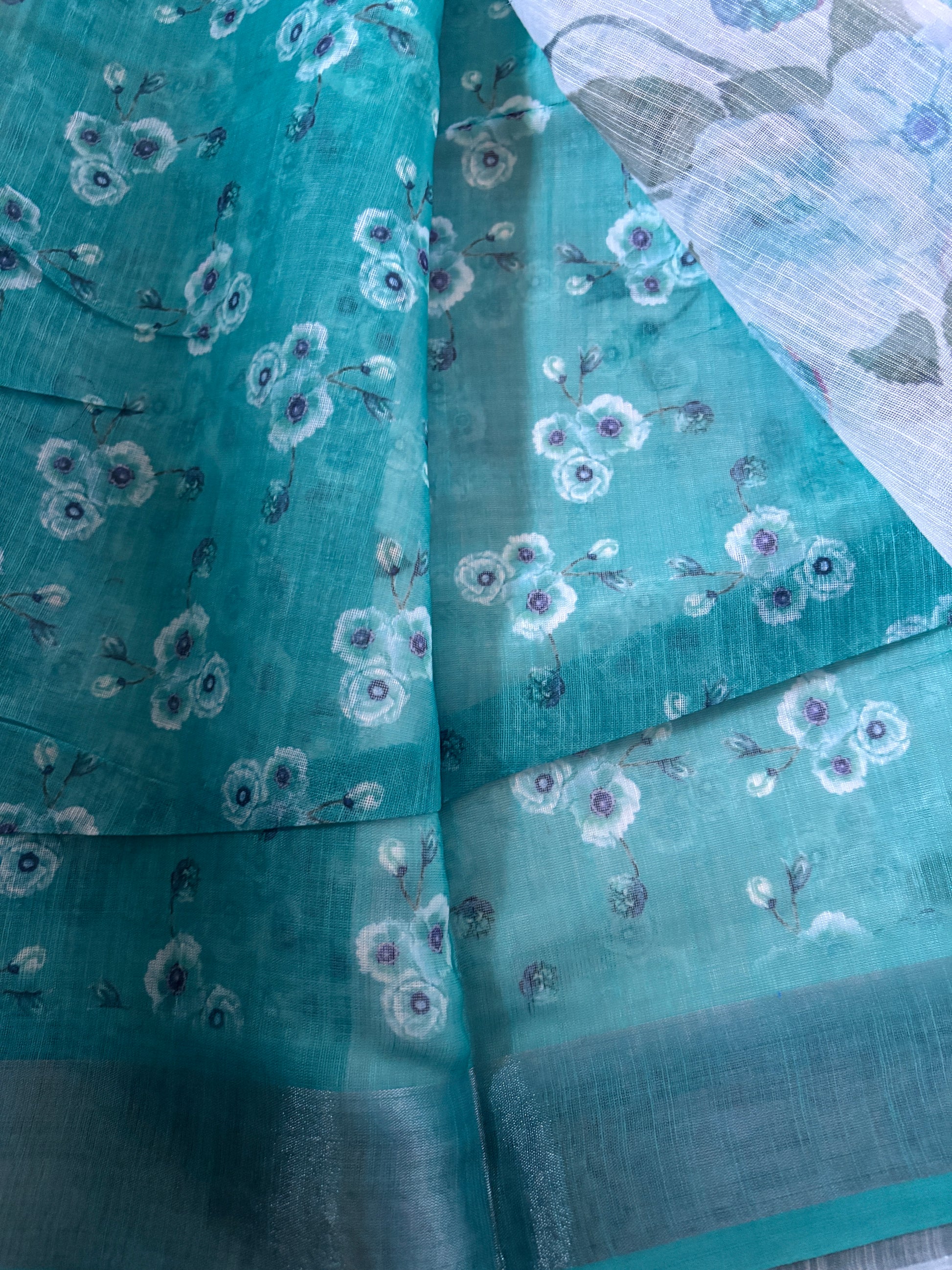Buy Floral Linen Saree online – Close-up of floral weave pattern