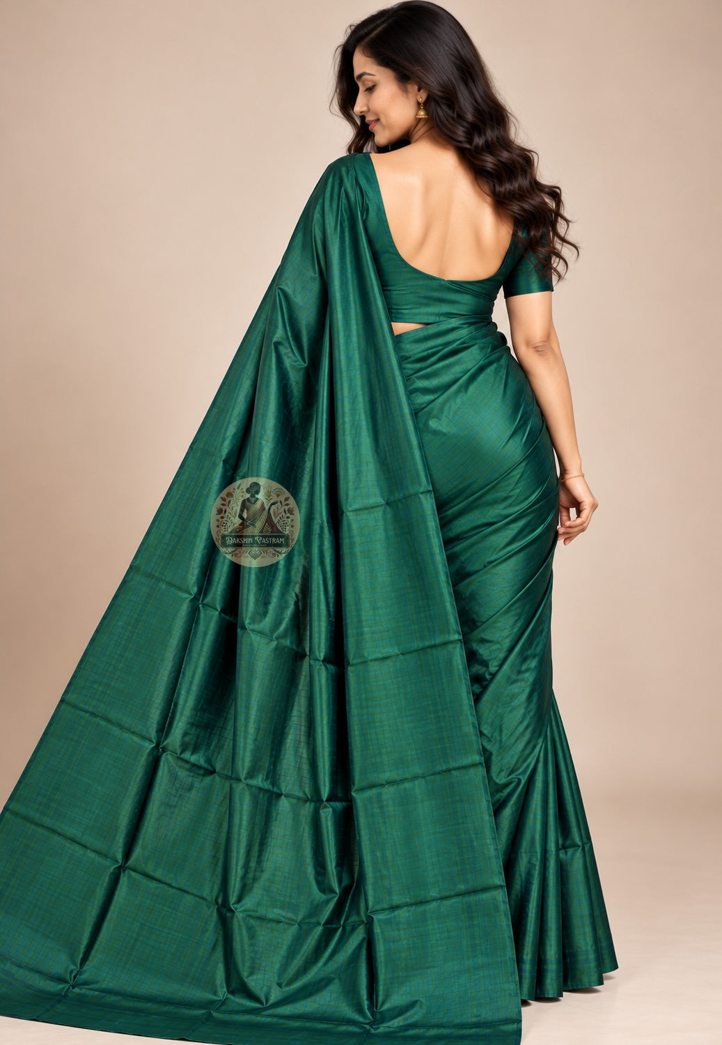 Rear view of deep green Bishnupur silk saree with the plain pallu draped over the shoulder