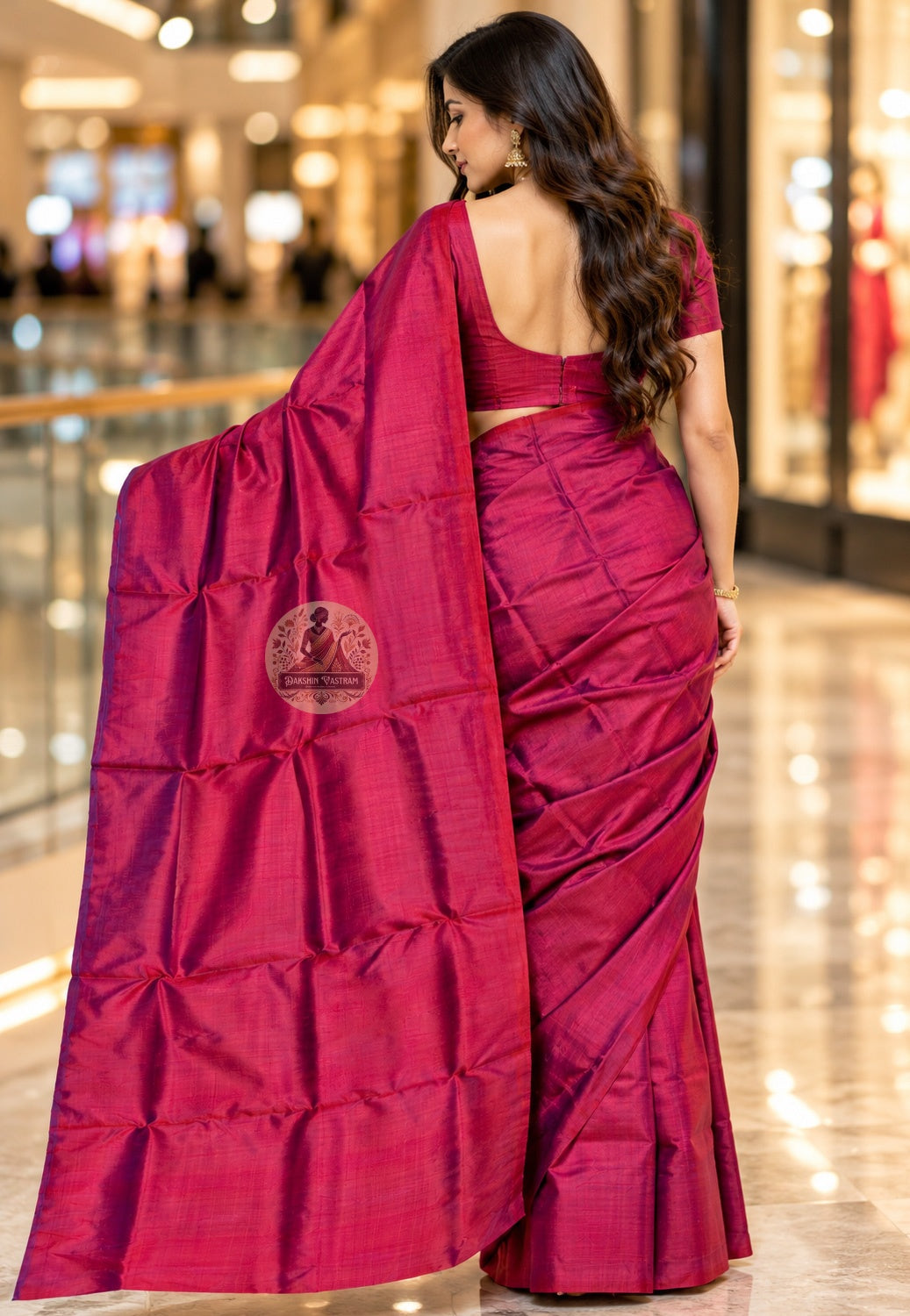 Rear view of deep pink Bishnupur silk saree with the plain pallu draped over the shoulder