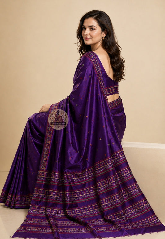 Front view of woman wearing ivory Bishnupur Kantha Silk Saree with pale gold silk blouse bridal trousseau Karva Chauth Bishnupur Bengal