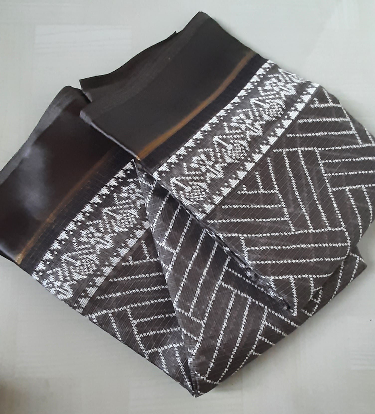 Buy South Indian Saree online – Crochet Linen Saree close-up