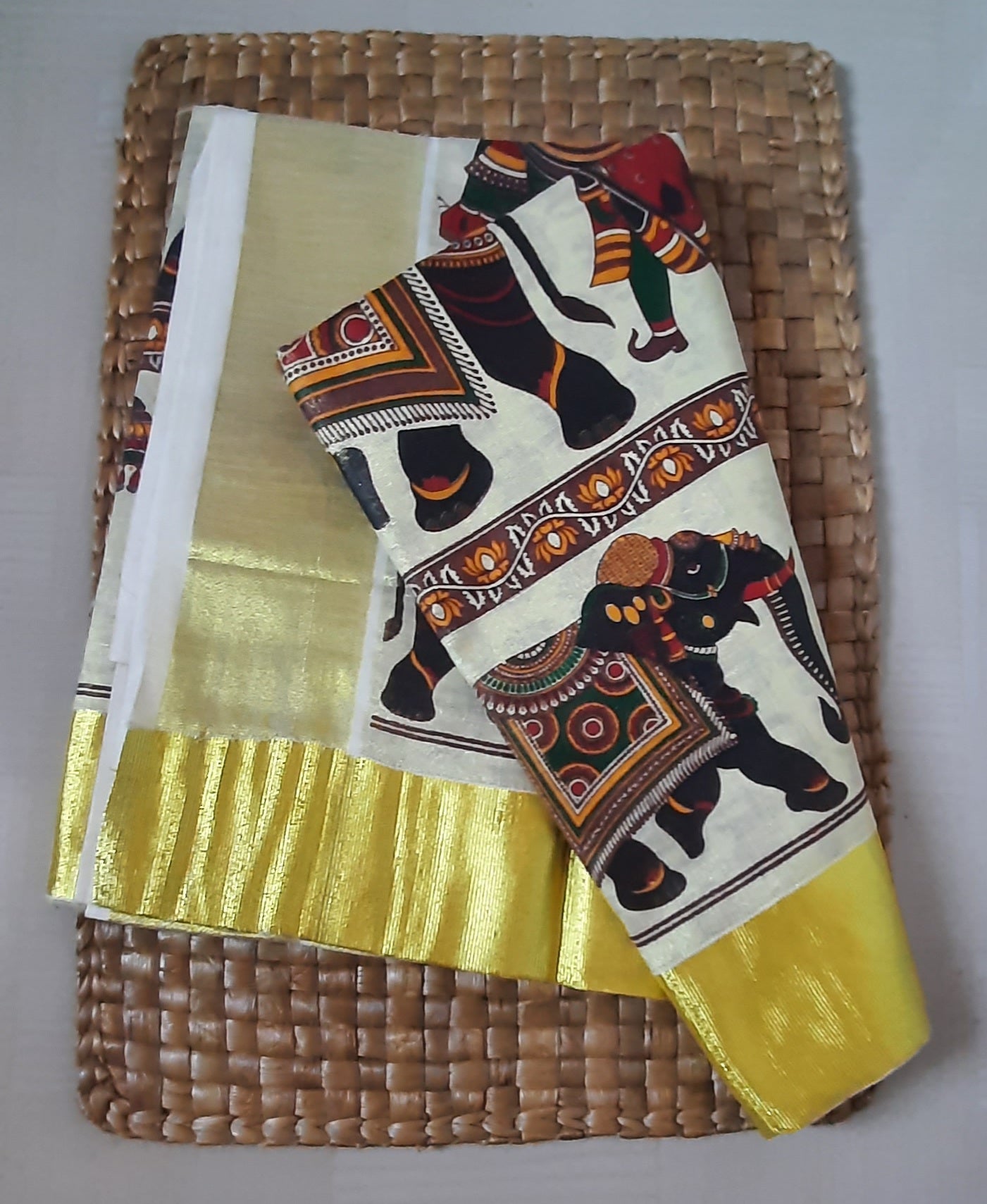 Buy Kasavu Cotton Saree online – Elegant Kasavu Cotton Saree side view