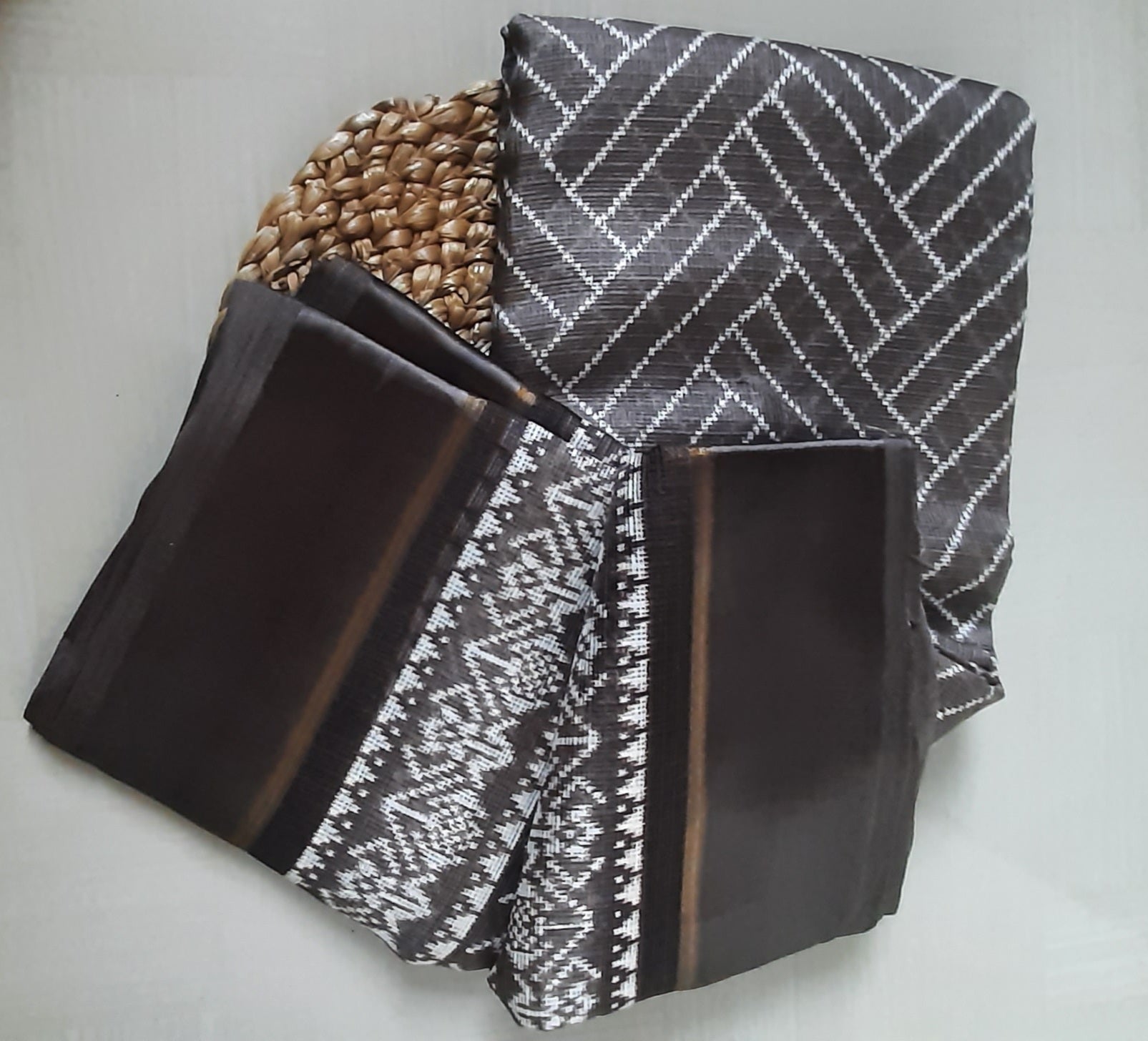Buy South Indian Saree online – Crochet Linen Saree blouse view